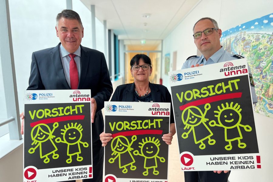 Von links: Landrat Mario Löhr, Kreistagsmitglied Bettina Schwab-Losbrodt und Polizeipressesprecher Bernd Pentrop mit den Plakaten.